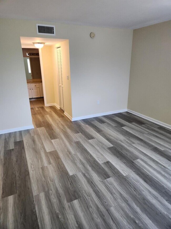 Foto del edificio - 731 N Pine Island Rd