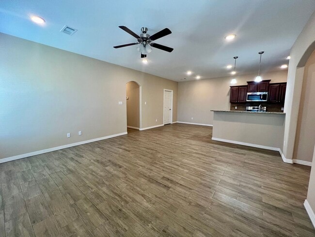 Building Photo - Beautiful 3 Bed/2 Bath Single Story Duplex...