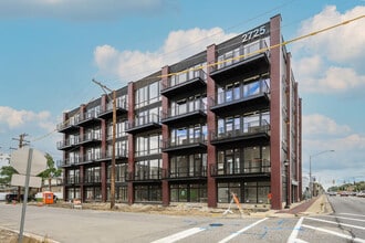 Building Photo - 2725 N Thatcher Ave