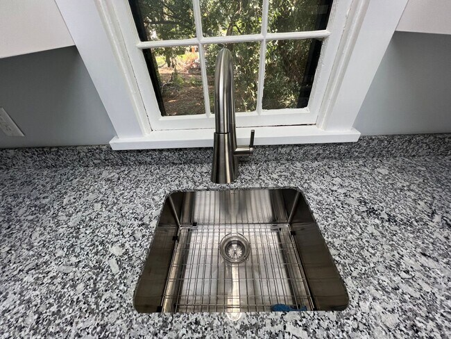 Foto del edificio - Newly renovated, stainless appliances, 2BR...