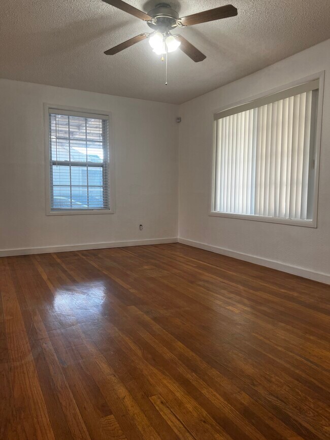 Sala de estar 1 - 902 W Mathews St