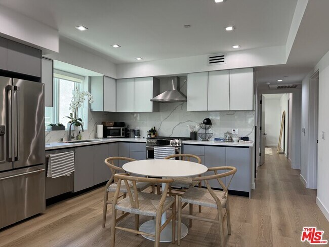 Foto del edificio - 9842 Vidor Dr