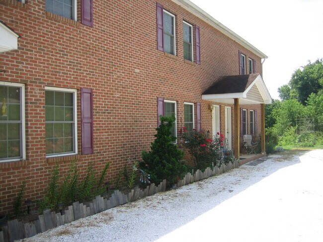 Building Photo - 70 Round Top Cir