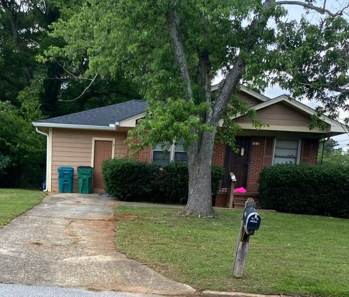 Foto principal - Three Bedroom Brick Ranch Home, Total Elec...