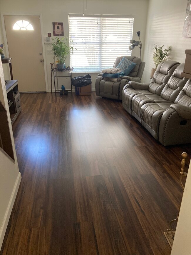 Foto del edificio - 7618 Colonial Ct