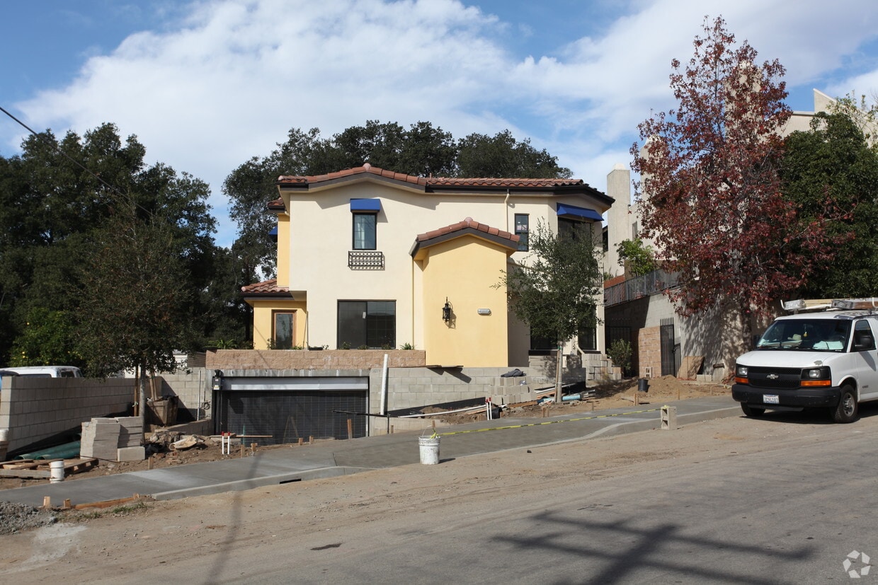 Primary Photo - 3138-3142 Montrose Ave