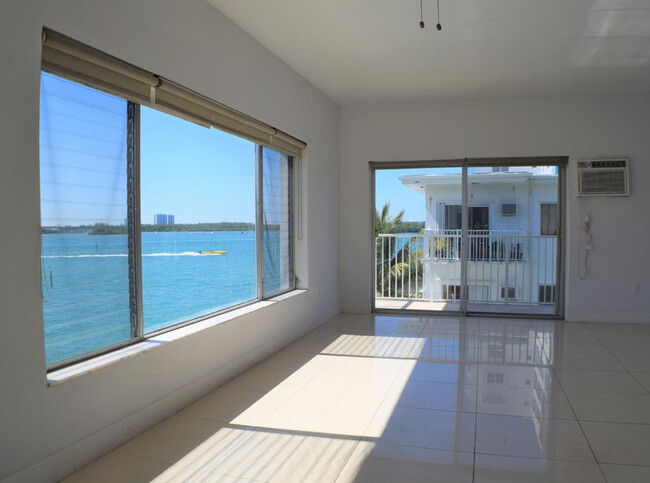 Building Photo - 10250 W Bay Harbor Dr