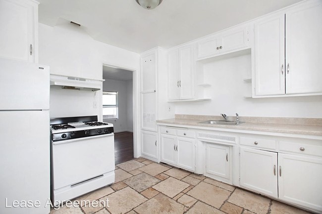 Building Photo - 2 br, 1 bath Apartment - 215 A Ave 221 A Ave