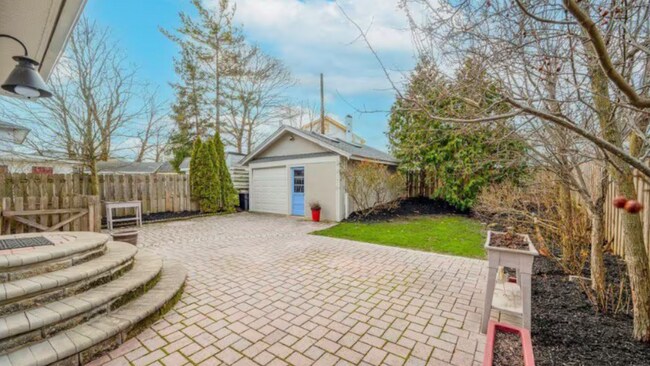 Foto del edificio - 817 Drummond Ave