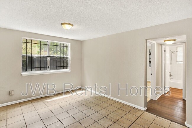 Foto del edificio - 1580 W 19th St