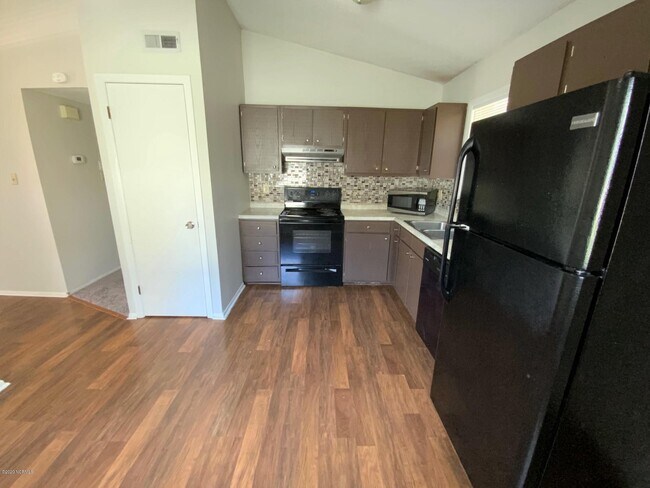 Building Photo - 107 Village Cir