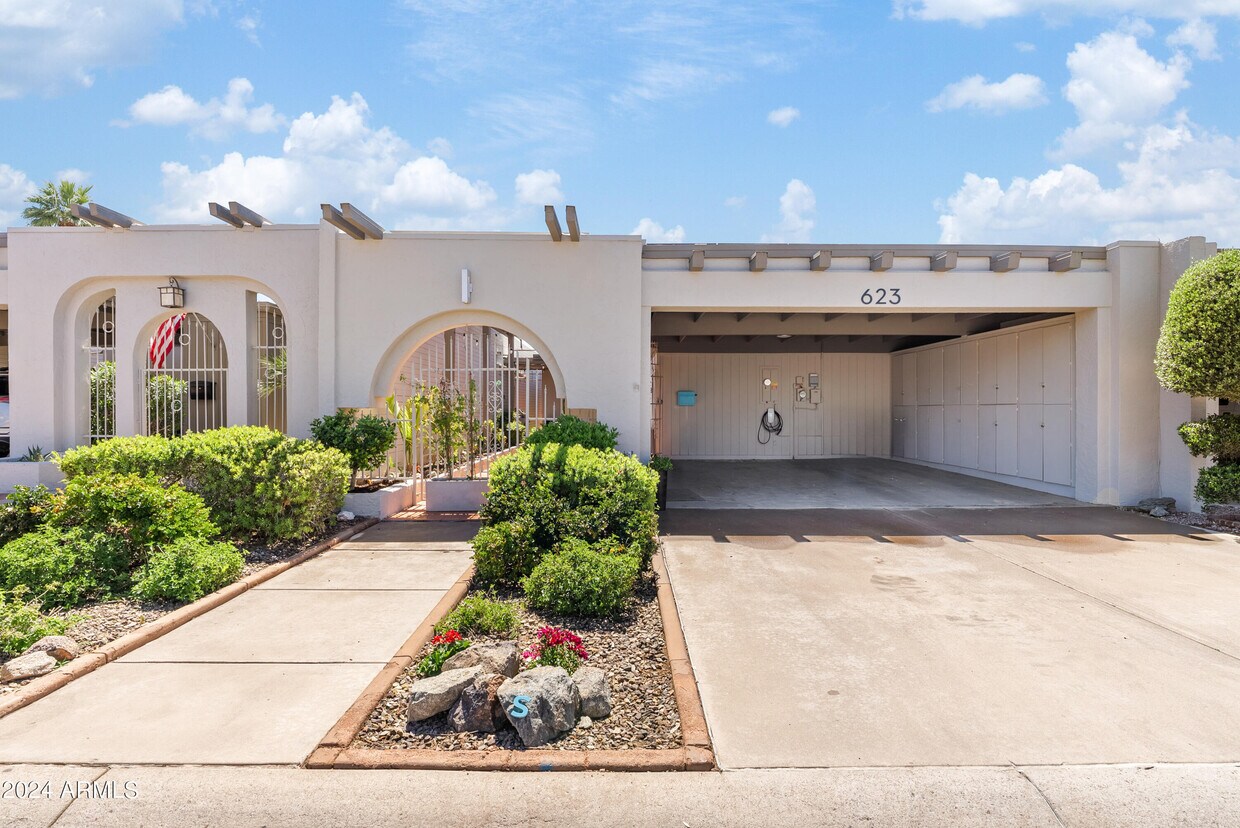 Foto principal - 623 E Royal Palm Square S