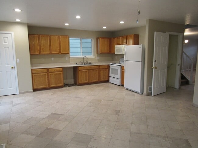 Building Photo - Spacious 4 bedroom plus loft in Brighton