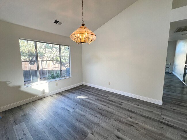 Building Photo - Single story single family home in excelle...