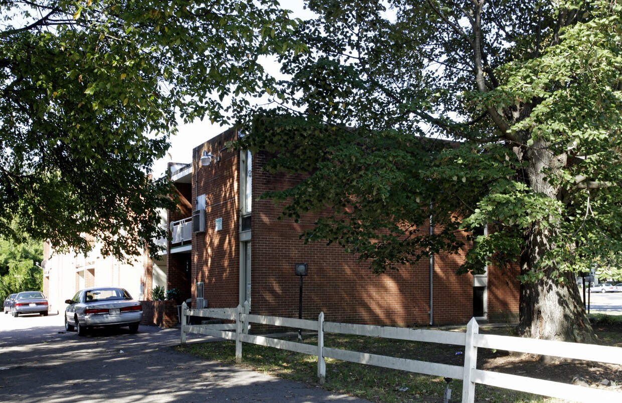 Camelot Apartaments - 3618 Chamberlayne Ave