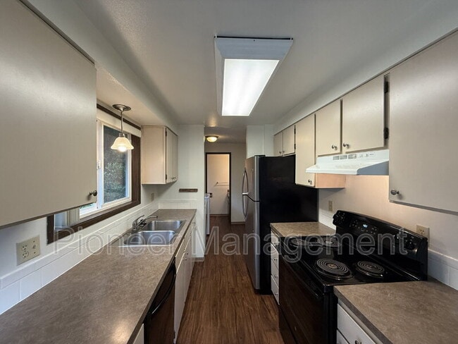 Building Photo - 1415 E 38th Ave