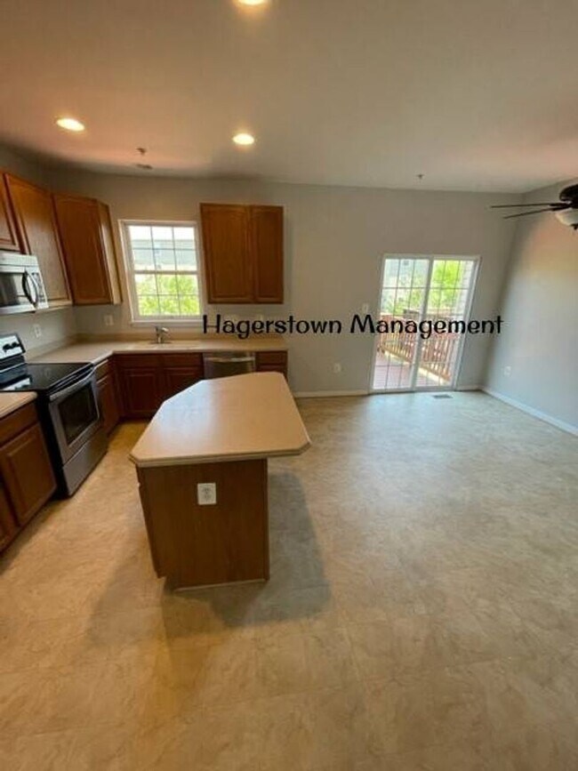 Foto del edificio - 18319 Roycroft Drive