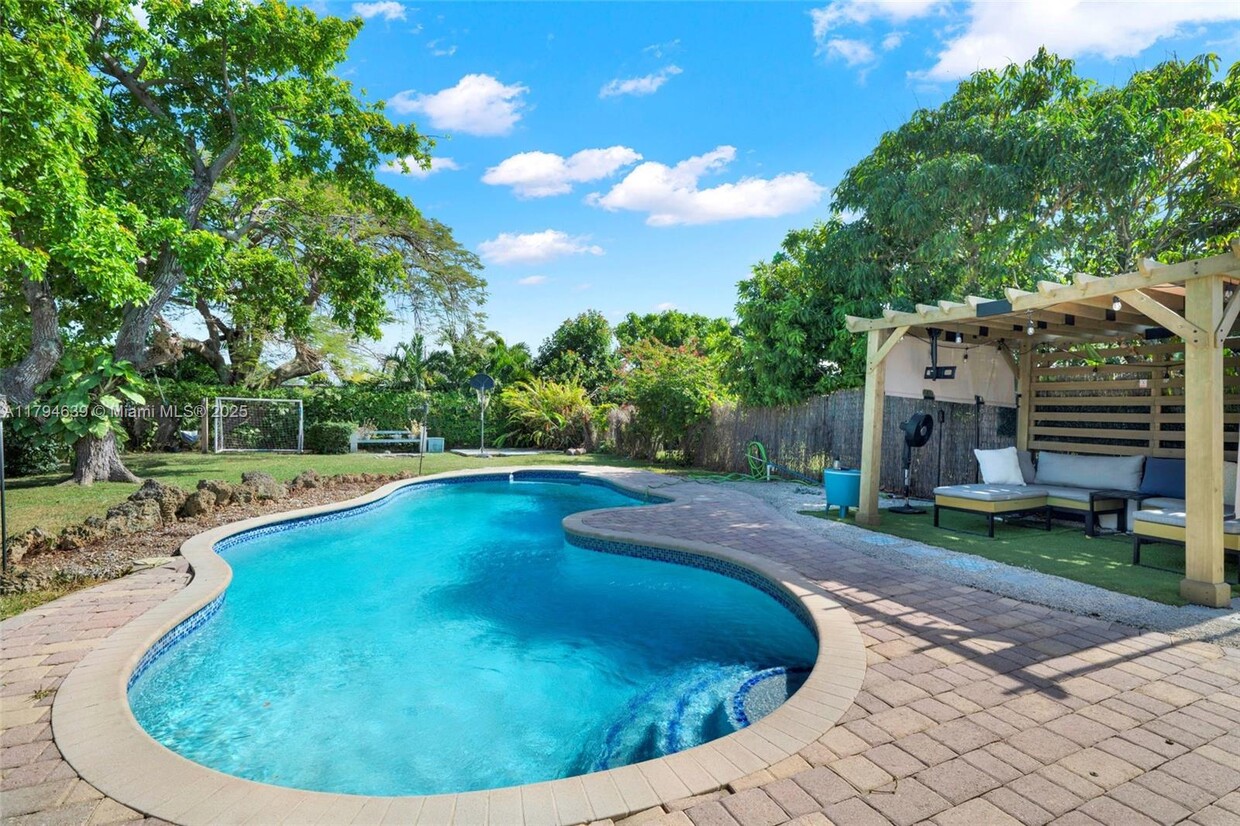 Foto principal - 6450 SW 28th St