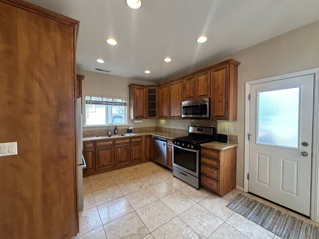 Foto del edificio - Home located in a gated Lakefront community with 3 swim areas & a boat dock