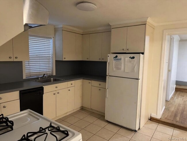 Building Photo - 189 Elm St