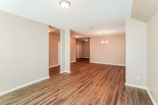 Building Photo - 10507 Village Trail Dr