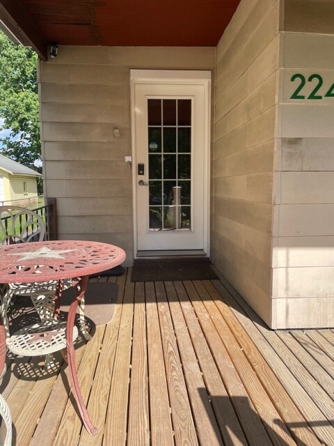 Private front entry - 224 N Cooper Ave