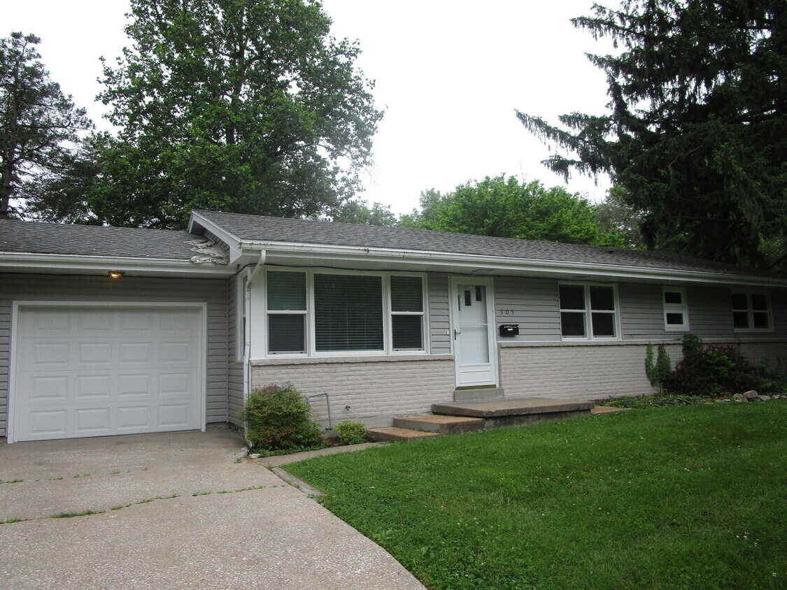 Primary Photo - 305 Manor Dr