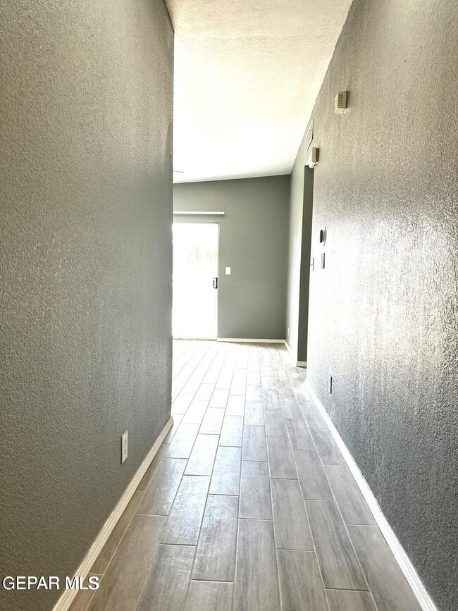 Building Photo - 421 Valle del Mar Dr