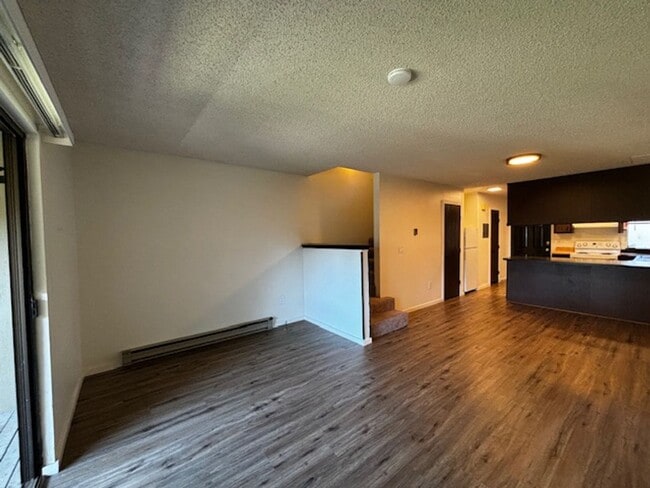 Building Photo - HALF OFF 1 MONTH'S RENT IF YOU MOVE IN BY ...