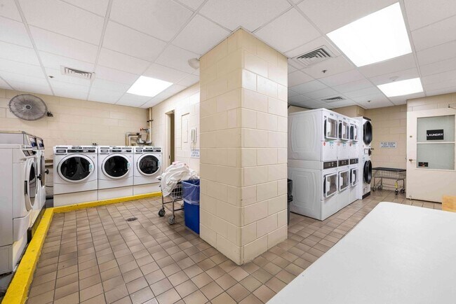 Foto del edificio - 245 E 44th St