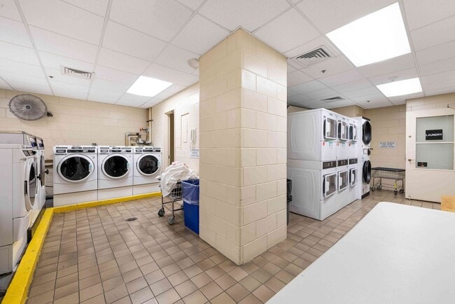 Building Photo - 245 E 44th St