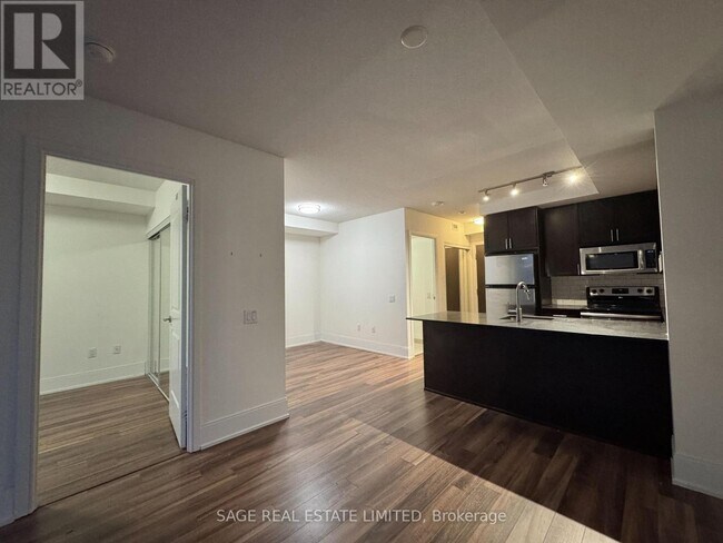 Building Photo - 560 Front St W