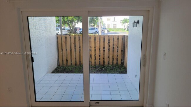 Foto del edificio - 9417 Fontainebleau Blvd