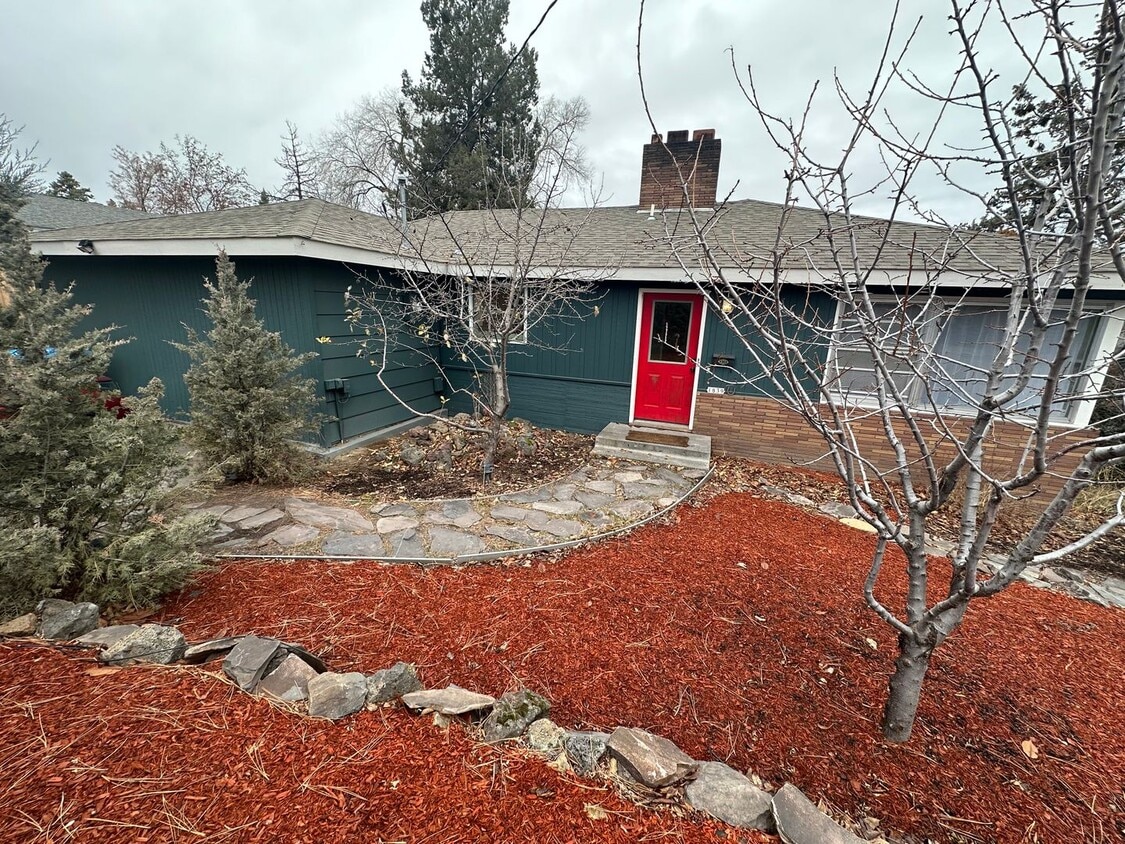 Foto principal - MIDTOWN 3 Bdrm House, All Appliances incl ...