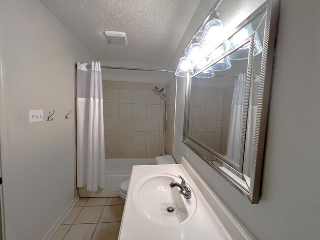 Building Photo - Country Club Estates off Brentwood at Jeff...