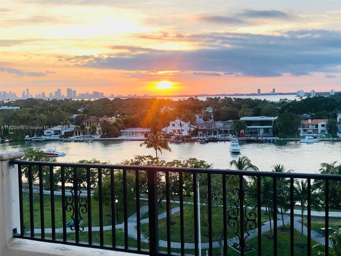 Foto principal - 6422 Collins Ave