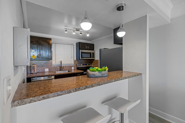 2BR, 2BA - 1,150SF - Kitchen - Nottingham Pine Luxury Apartment Homes - U...