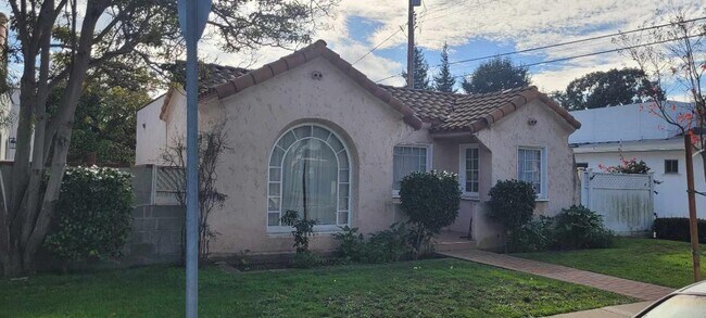 zona de césped bien cuidada - 2360 Sonoma St