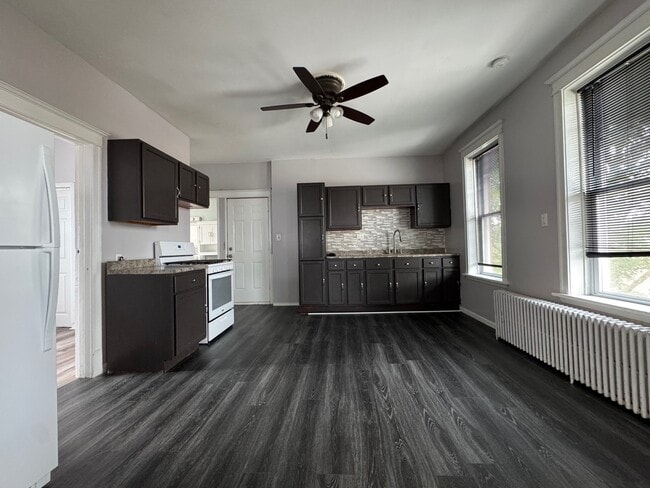Building Photo - 3020 S Laramie Ave