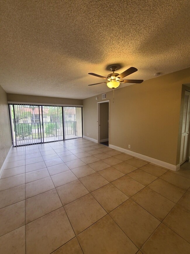 Building Photo - 1440 Lake Crystal Dr