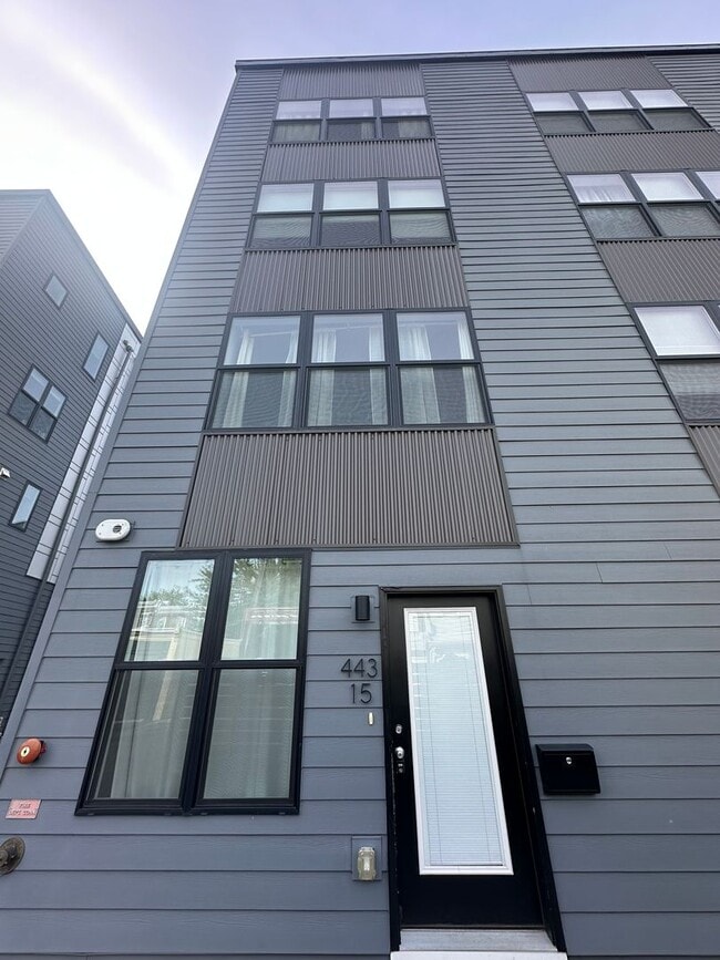 Beautifully Renovated 4 Bed/ 3.5 Bath With Rooftop! - Beautifully Renovated 4 Bed/ 3.5 Bath With Rooftop! House