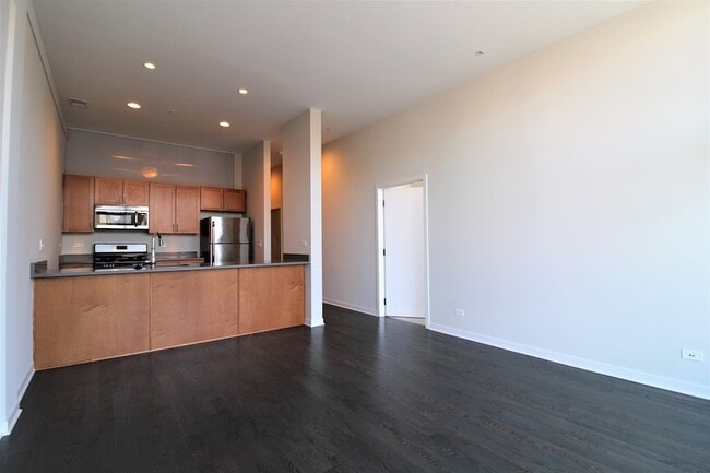 Building Photo - 1540 W Fullerton Ave