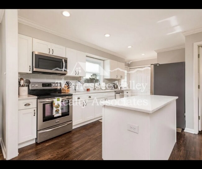 Building Photo - RENOVATED 4 Bed/2.5 Bath single level home...