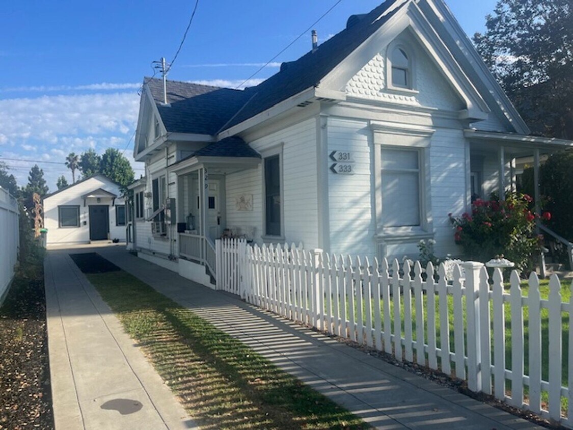 Primary Photo - 329-335 E. Palmyra Avenue