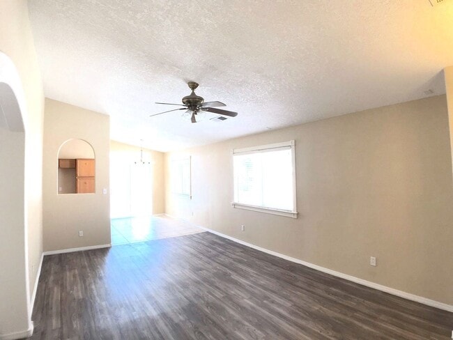Building Photo - Spacious 3BR/2BA Home in Ventana Ranch wit...