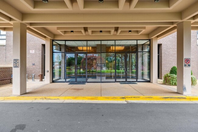 Photo - 1800 Old Meadow Rd (McLean, VA) Apartment