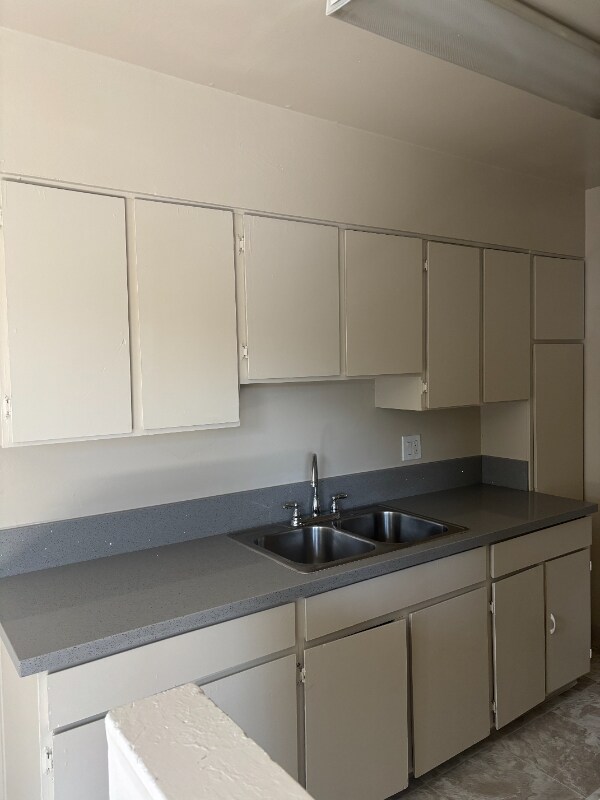 Foto del edificio - 8560 Artesia Blvd