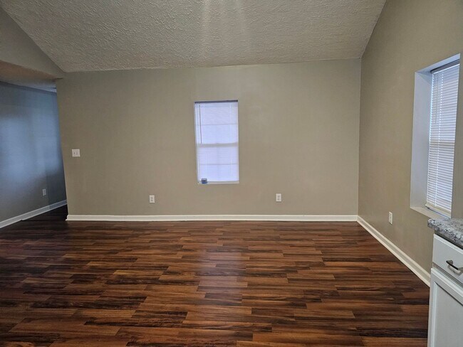 Building Photo - 3 bedroom 2 bathroom for rent!