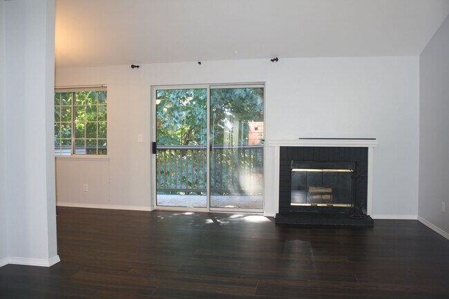 Foto del edificio - Top Floor 3 bdrm Mill Creek Country Club Condo Rental. Private back deck to nature reserve. Swim ...