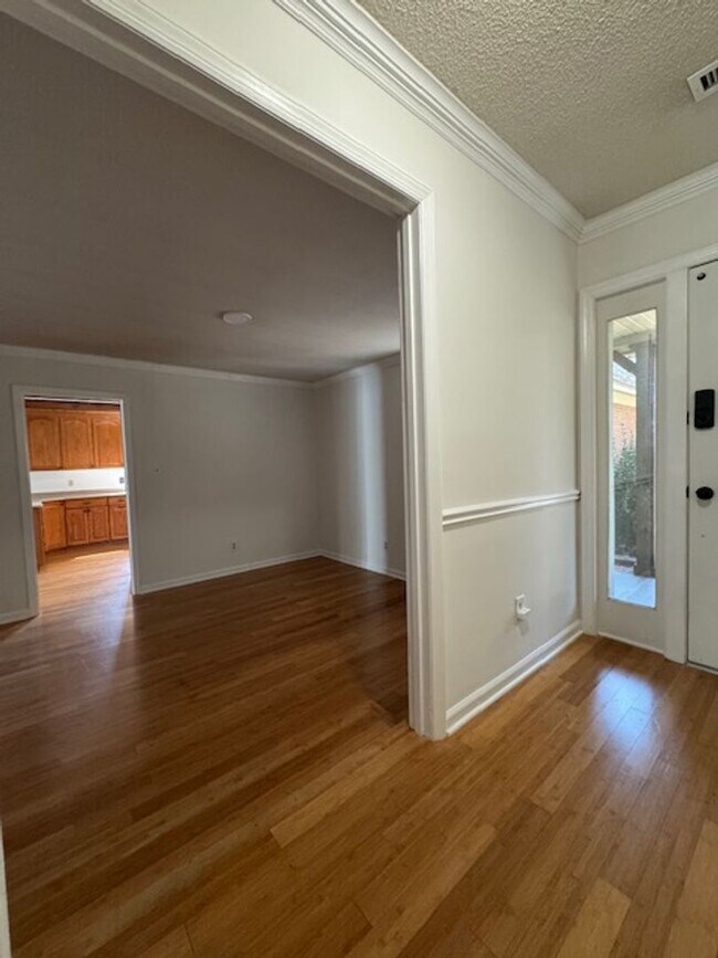 Foto del edificio - 305 Glen Oak Dr